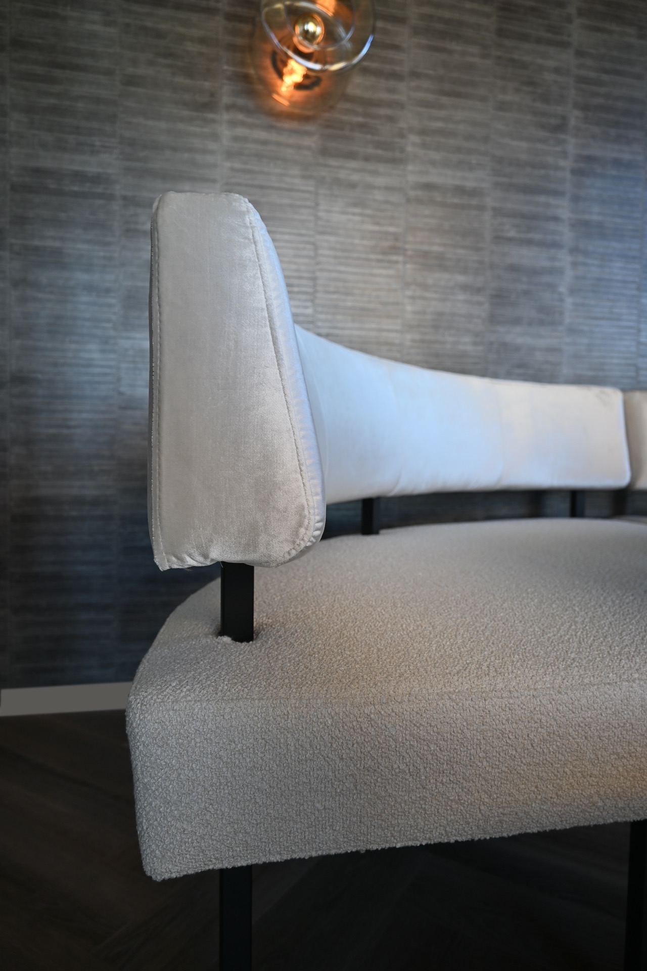 rivestimento in legno per pareti: primo piano di una panca curva in tessuto bouclé crema con schienale in velluto chiaro, Luxury, Design, Exclusive, Modern, Custom Made, Special, Beautiful