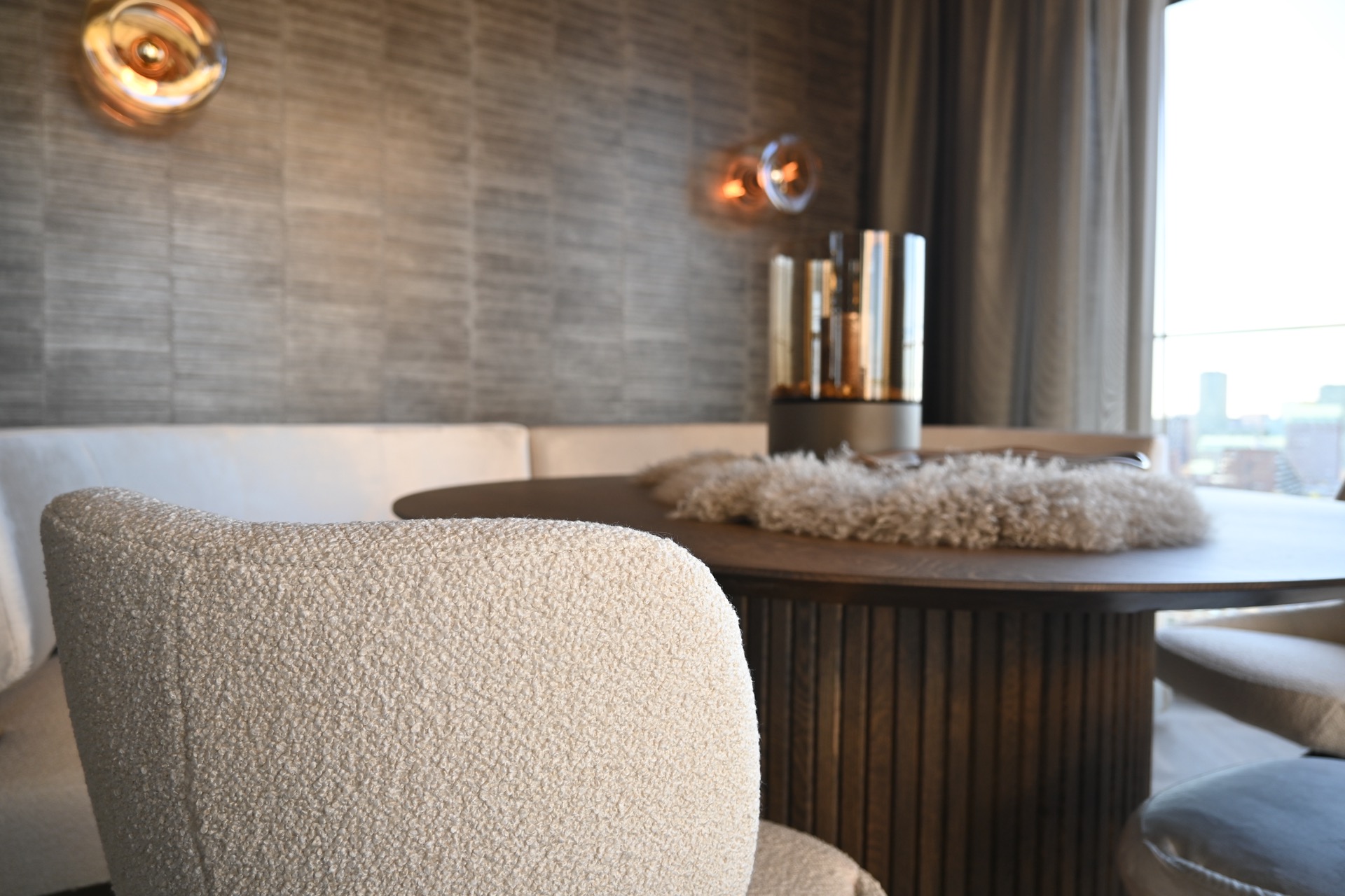rivestimento in legno per pareti: dettaglio panca in tessuto chiaro morbido vicino a tavolo rotondo in legno a Rotterdam., Luxury, Design, Exclusive, Modern, Custom Made, Special, Beautiful