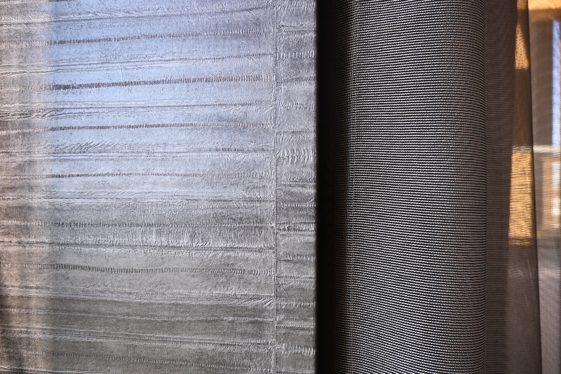 rivestimento in legno per pareti: primo piano di parete in intonaco di cemento strutturato accanto a tenda metallica nera, Luxury, Design, Exclusive, Modern, Custom Made, Special, Beautiful