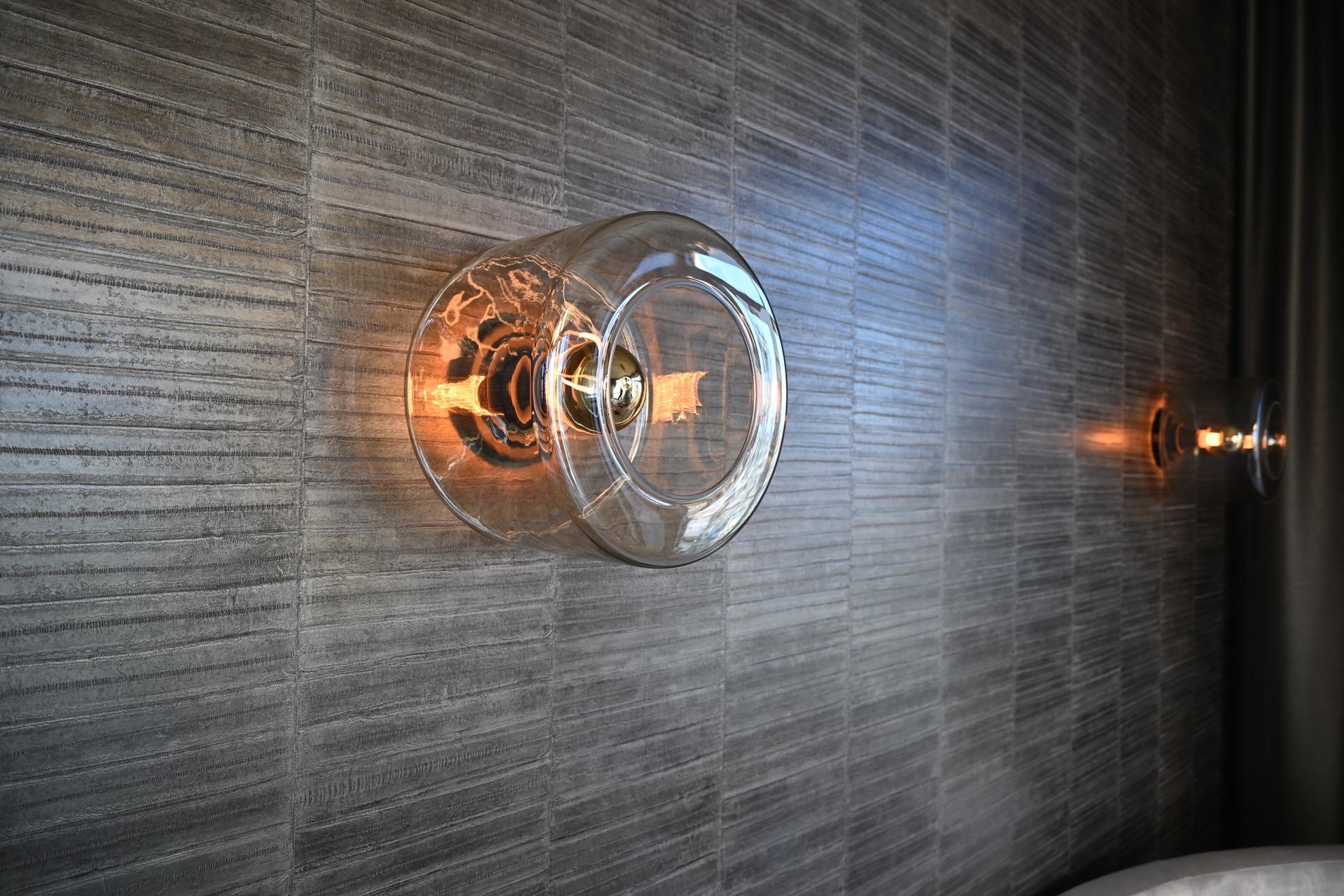 rivestimento in legno per pareti: lampada da parete in vetro con lampadina a filamento su parete grigia rigata, Luxury, Design, Exclusive, Modern, Custom Made, Special, Beautiful