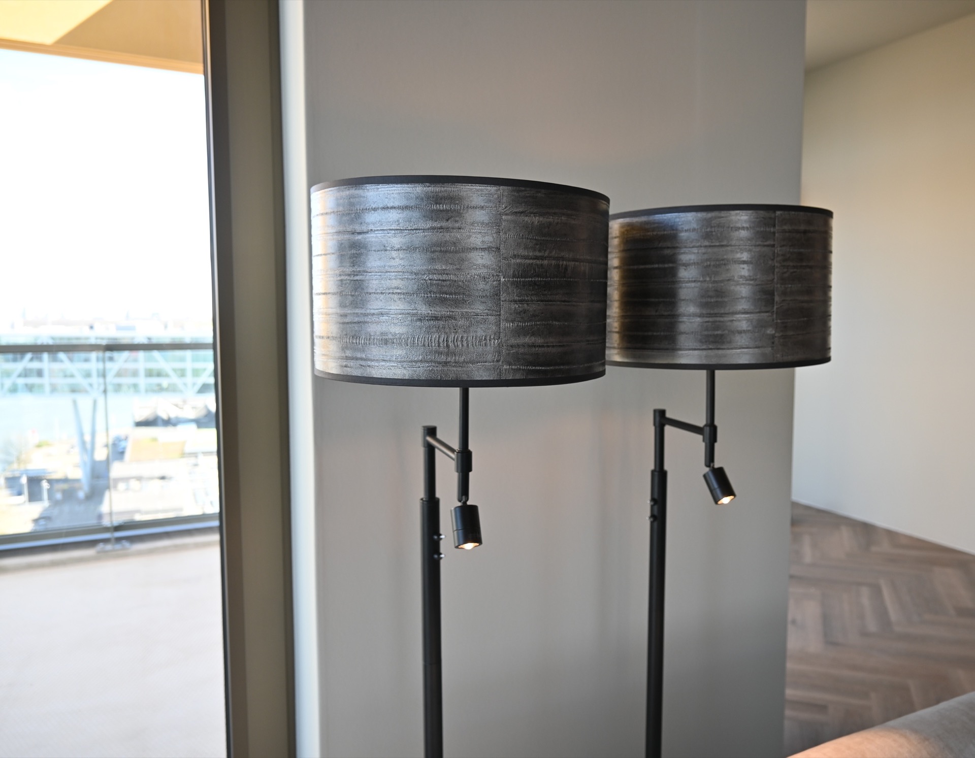 rivestimento in legno per pareti: due lampade da terra con grandi paralumi metallici grigi in un attico con vista sulla, Luxury, Design, Exclusive, Modern, Custom Made, Special, Beautiful