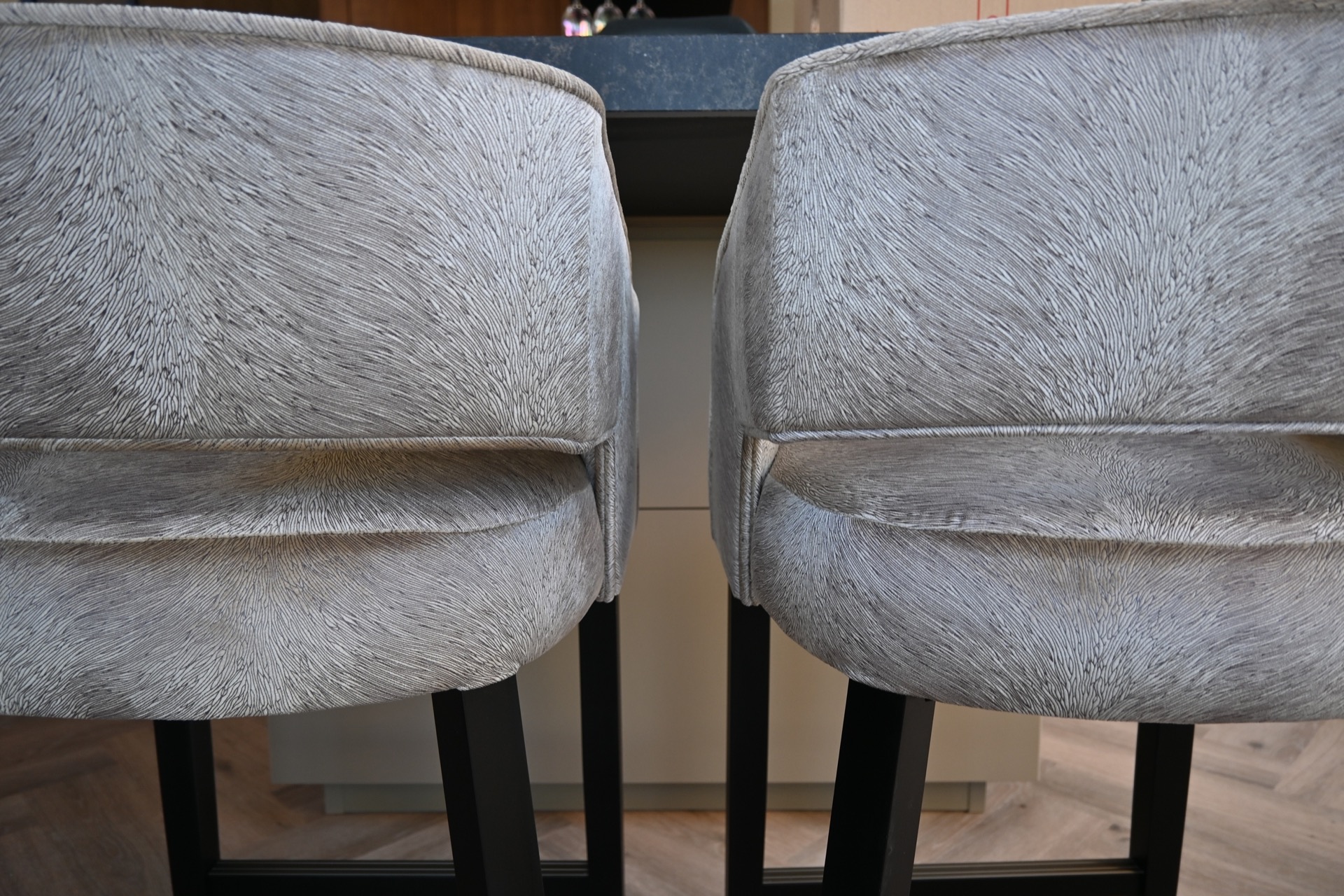 rivestimento in legno per pareti: primo piano di sgabelli in pelle beige chiaro con gambe nere accanto al bancone della, Luxury, Design, Exclusive, Modern, Custom Made, Special, Beautiful