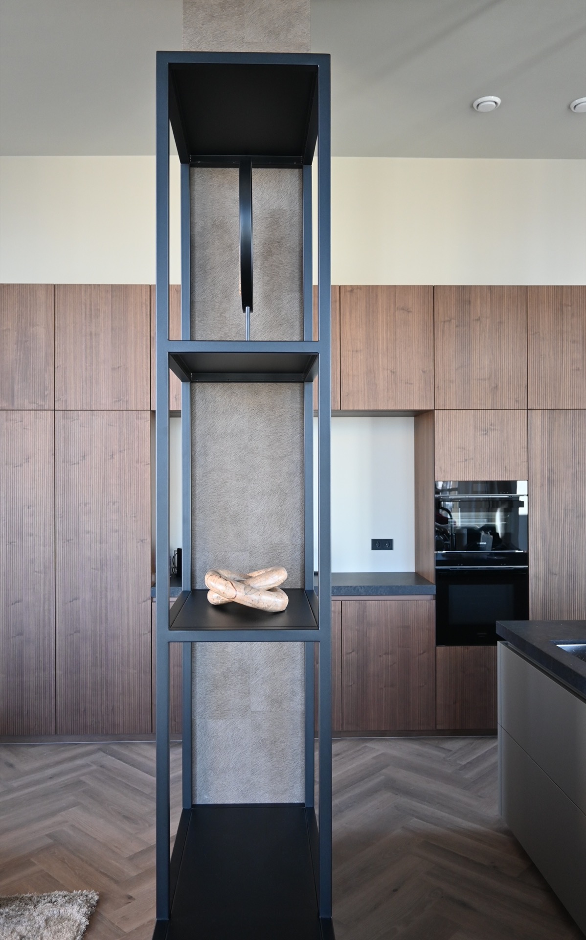 rivestimento in legno per pareti: mobile aperto con struttura metallica nera e scultura in marmo in cucina legno, Luxury, Design, Exclusive, Modern, Custom Made, Special, Beautiful