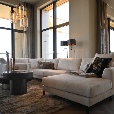 rivestimento in legno per pareti: soggiorno con grandi finestre, divano ad angolo in tessuto chiaro e pavimento a spina di, Luxury, Design, Exclusive, Modern, Custom Made, Special, Beautiful