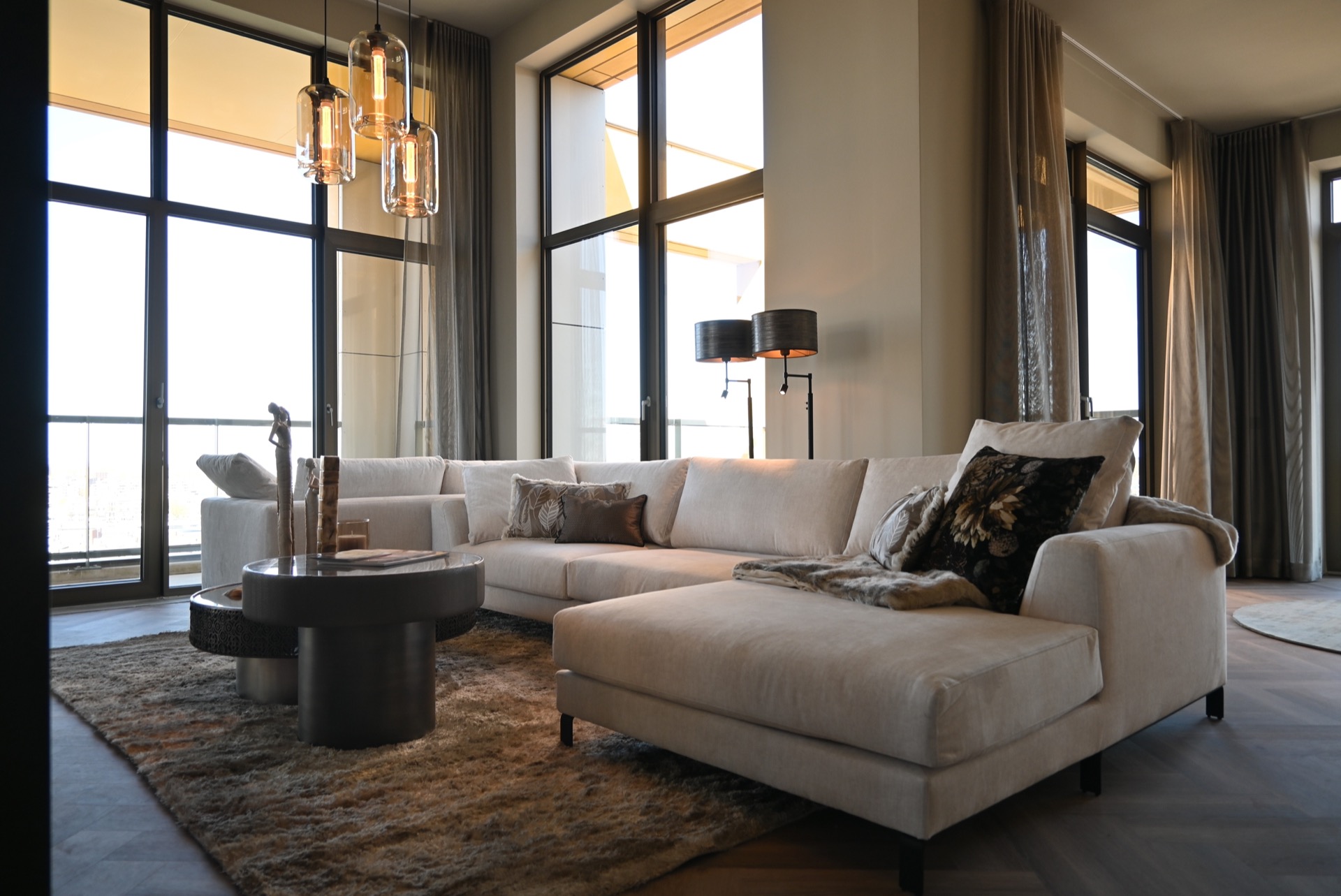 rivestimento in legno per pareti: soggiorno con grandi finestre, divano ad angolo in tessuto chiaro e pavimento a spina di, Luxury, Design, Exclusive, Modern, Custom Made, Special, Beautiful