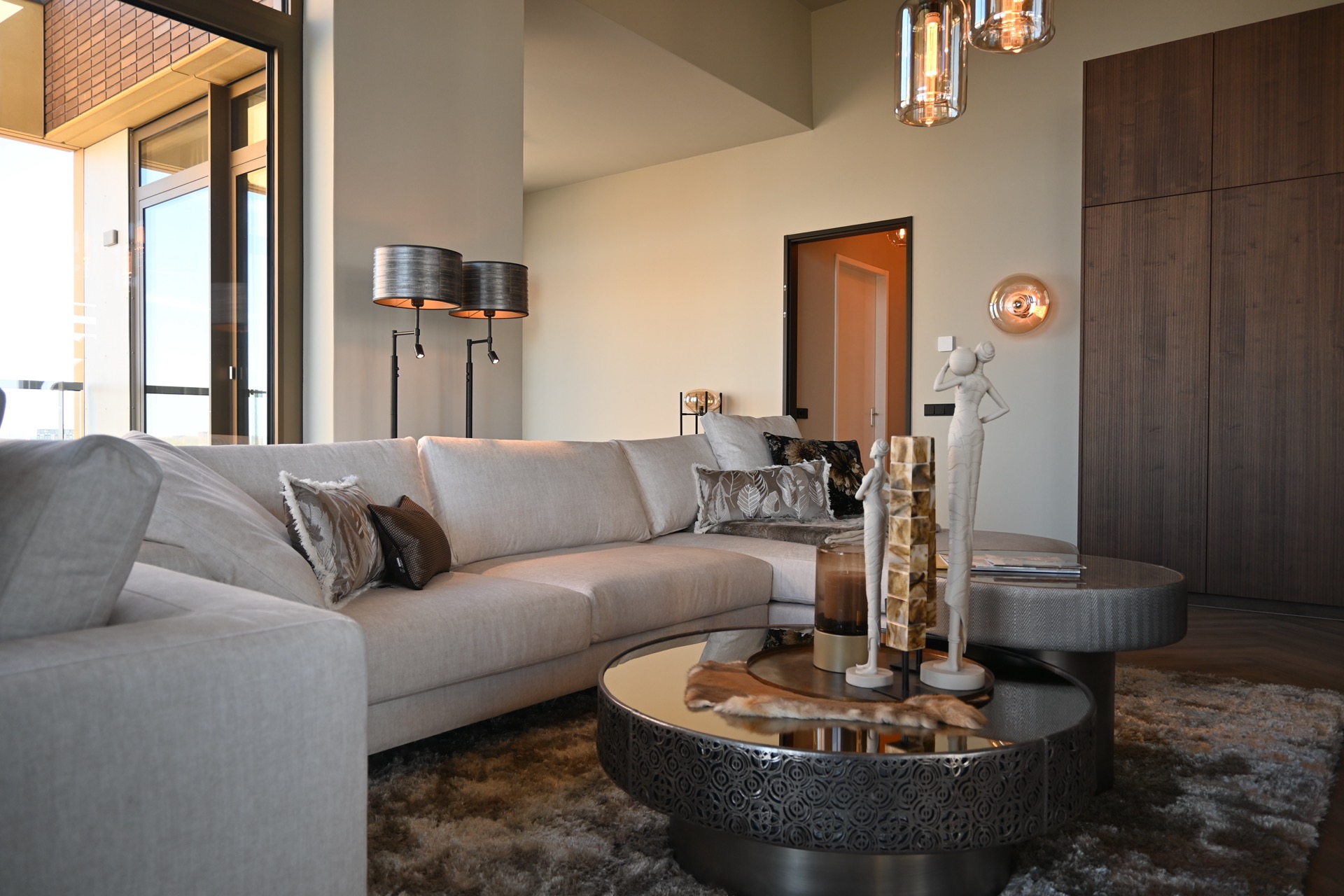 rivestimento in legno per pareti: soggiorno con divano angolare chiaro, sculture decorative e tavoli rotondi in metallo, Luxury, Design, Exclusive, Modern, Custom Made, Special, Beautiful
