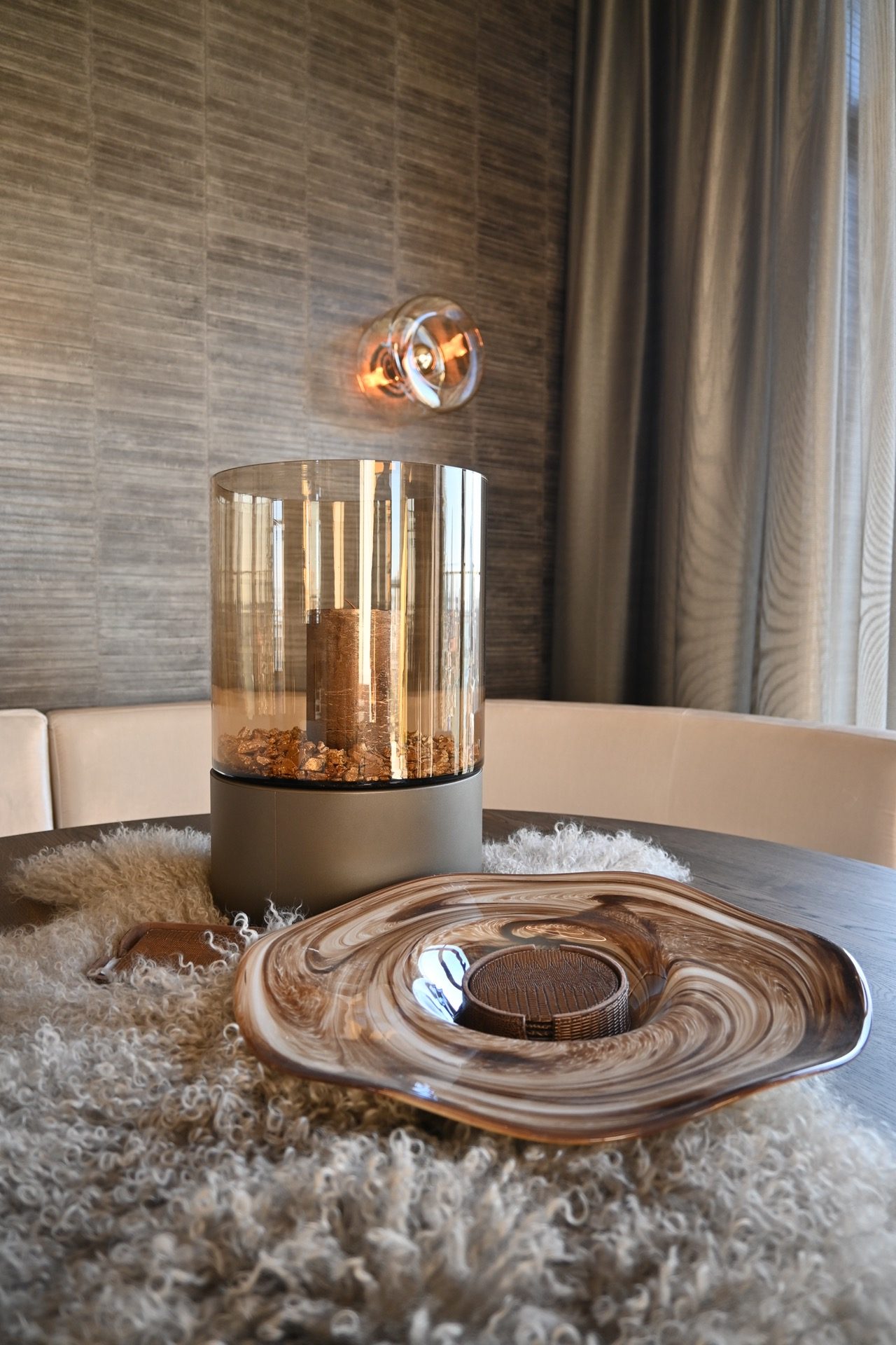 rivestimento in legno per pareti: tavolo da pranzo rotondo in legno con piatto decorativo, candela in vetro e tessile morbido, Luxury, Design, Exclusive, Modern, Custom Made, Special, Beautiful