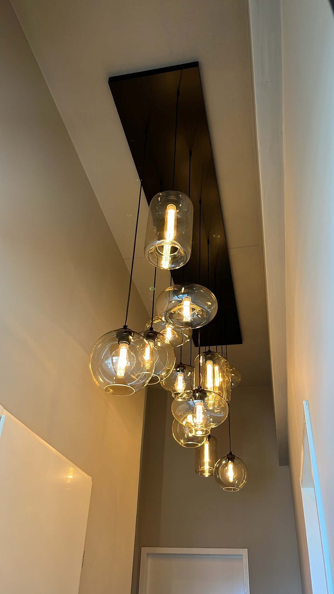 rivestimento in legno per pareti: luci a sospensione a grappolo con sfere di vetro e lampadine a filamento in corridoio, Luxury, Design, Exclusive, Modern, Custom Made, Special, Beautiful