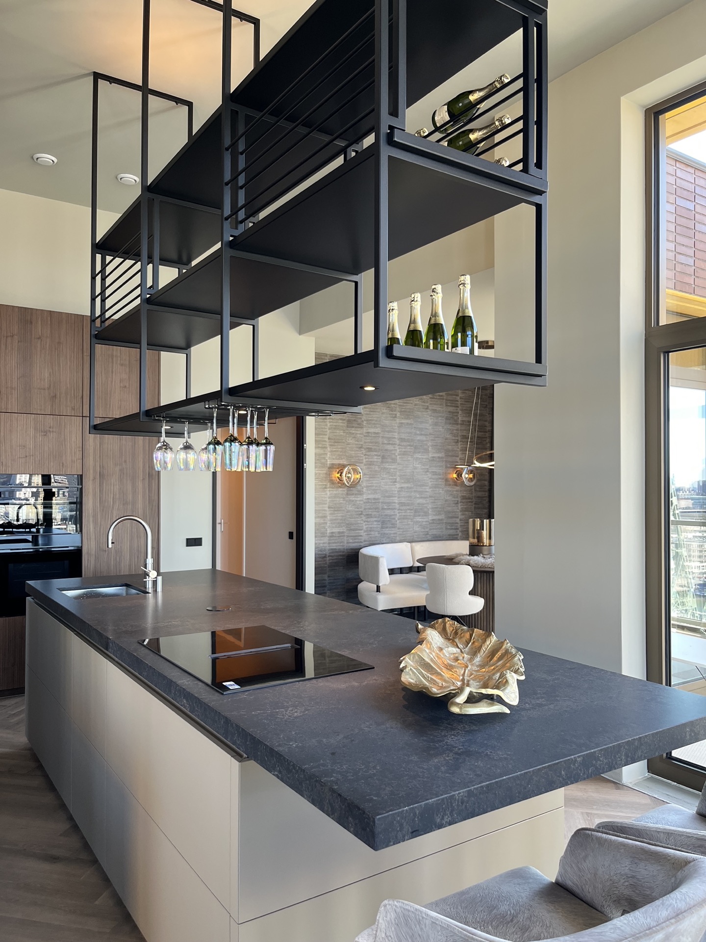 rivestimento in legno per pareti: cucina con grandi finestre, portabottiglie in metallo nero e piano crema, Luxury, Design, Exclusive, Modern, Custom Made, Special, Beautiful