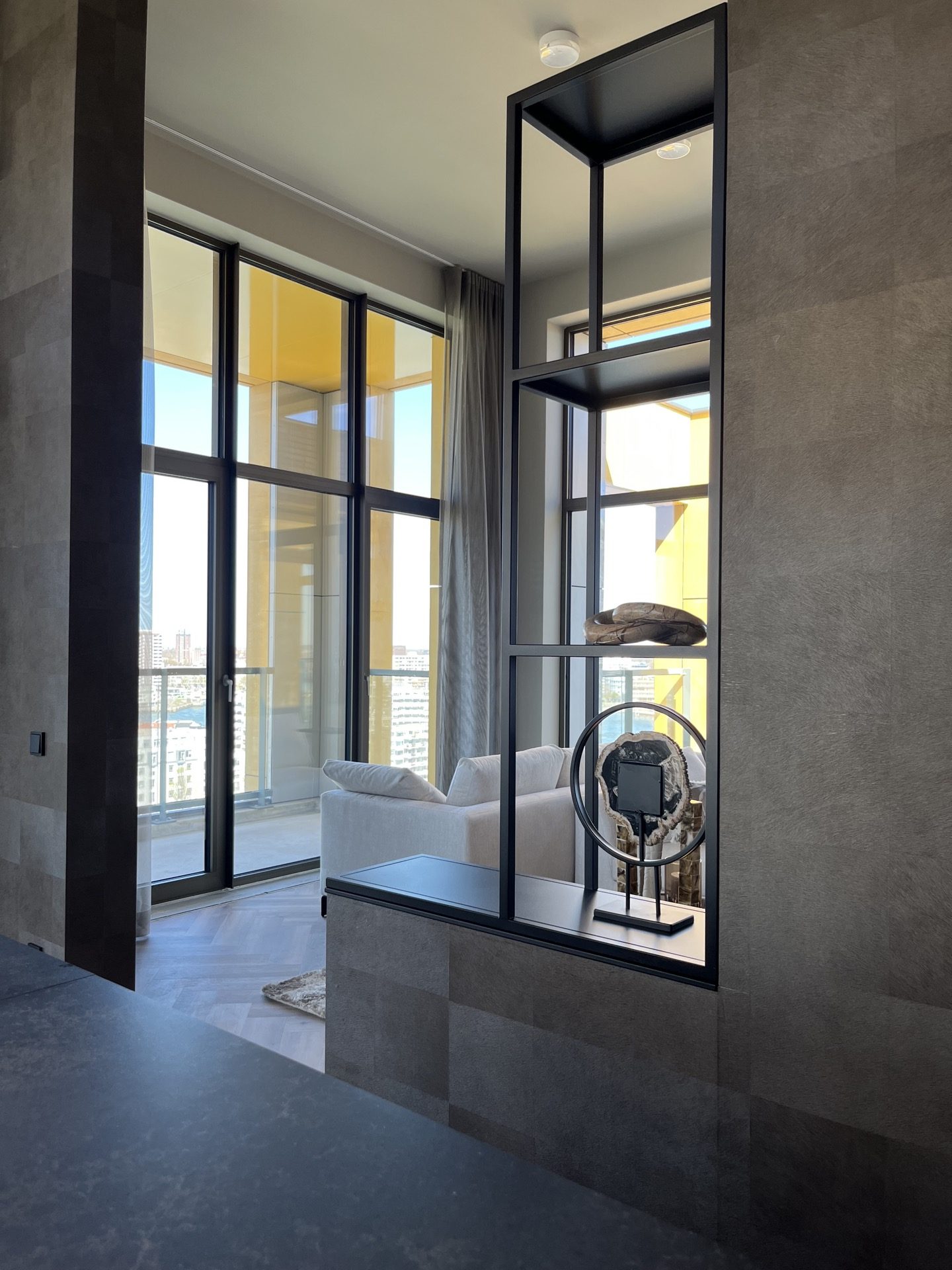 rivestimento in legno per pareti: interno moderno di attico con grandi finestre, divano chiaro e divisorio in metallo nero, Luxury, Design, Exclusive, Modern, Custom Made, Special, Beautiful