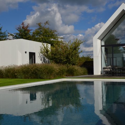 Landschapstuin bij modern gerenoveerde hoeve