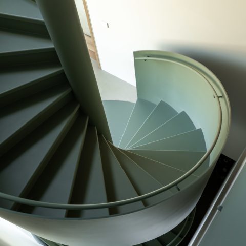 Drie volledig stalen spiltrappen met bijpassende balustrades
