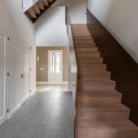 Twee dichte stalen trappen met massief eiken treden en een balustrade van plaatstaal