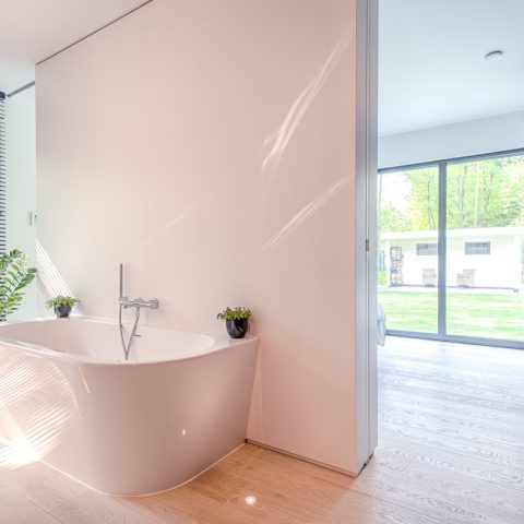 Zalig wonen in deze moderne maatwerk villa midden in een bosrijke omgeving