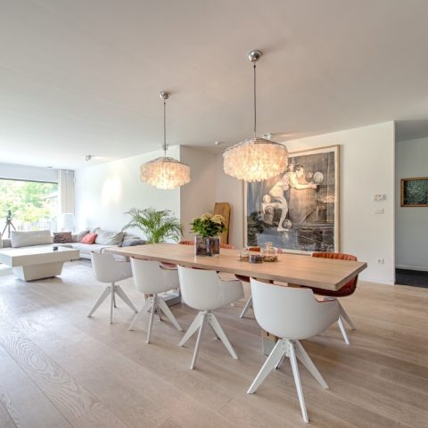 Zalig wonen in deze moderne maatwerk villa midden in een bosrijke omgeving