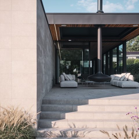 Buitenleven in luxe: Overkapping met Louvredak en poolhouse