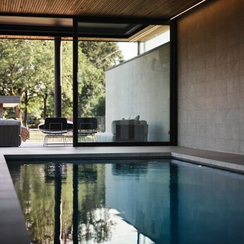 Buitenleven in luxe: Overkapping met Louvredak en poolhouse