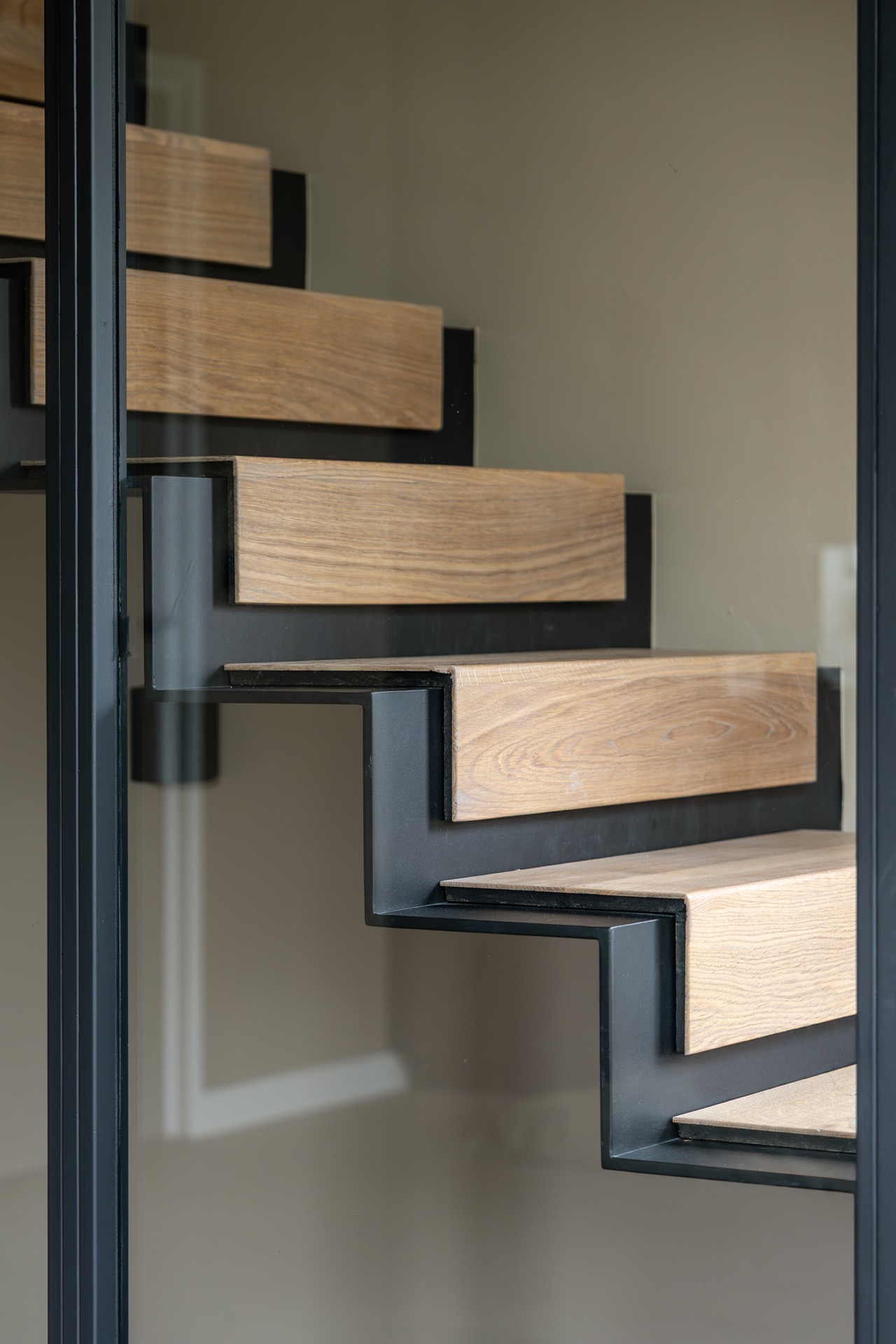 Stalen trap met houten treden