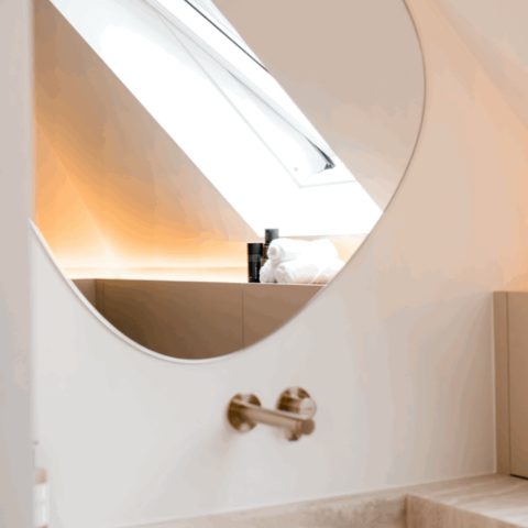 Master bedroom met hotel allure