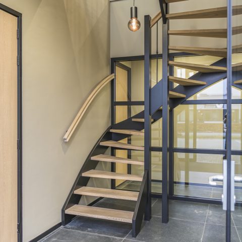 Moderne trap met eiken treden