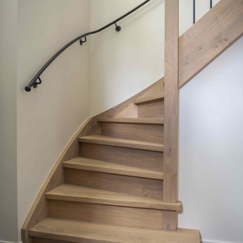 Landelijke houten trap met staal