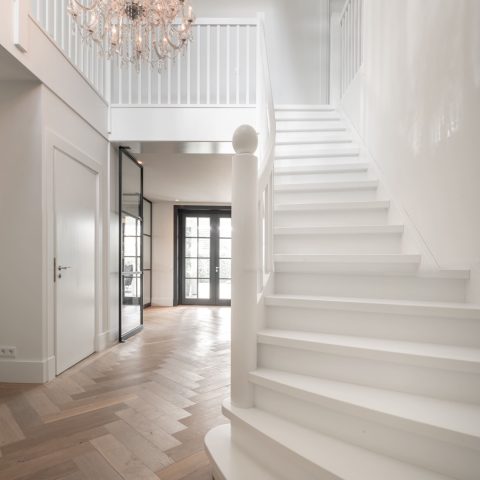 Geschilderde witte houten vide trap