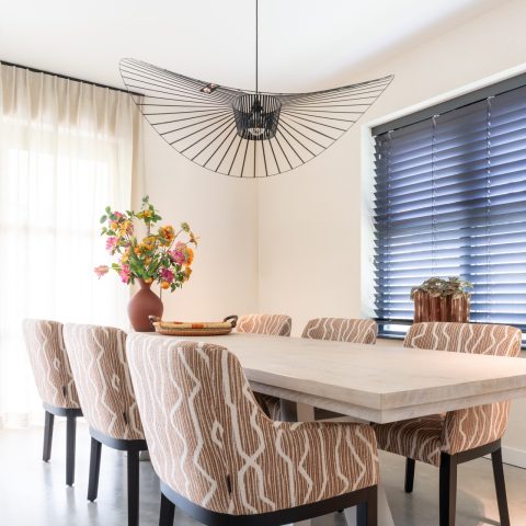 rivestimento in legno per pareti: sala da pranzo moderna con tavolo in legno chiaro e sedie rivestite in tessuto marrone e, Luxury, Design, Exclusive, Modern, Custom Made, Special, Beautiful