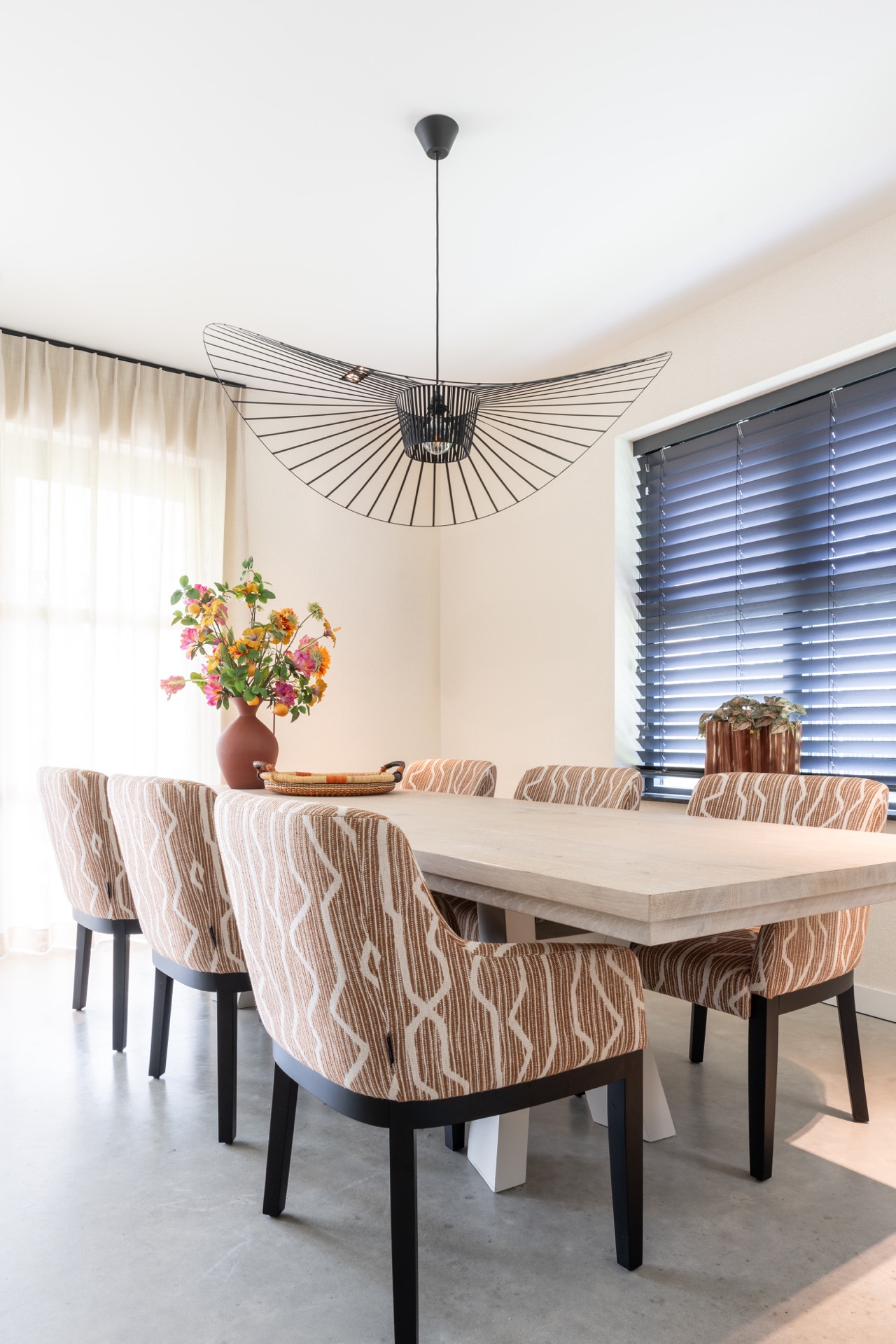 rivestimento in legno per pareti: sala da pranzo moderna con tavolo in legno chiaro e sedie rivestite in tessuto marrone e, Luxe, Design, Exclusief, Modern, Maatwerk, Bijzondere, Mooie