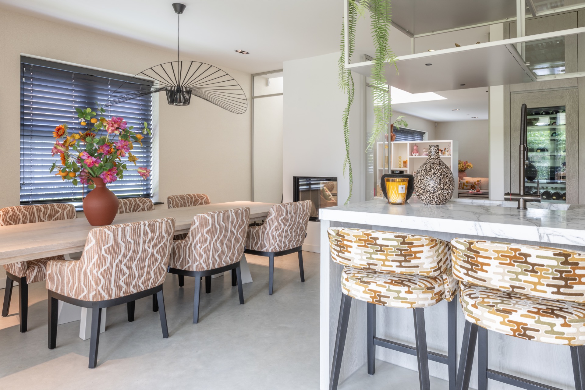 rivestimento in legno per pareti: sala da pranzo e cucina con tavolo in legno, sgabelli retrò e piano in marmo, Luxe, Design, Exclusief, Modern, Maatwerk, Bijzondere, Mooie