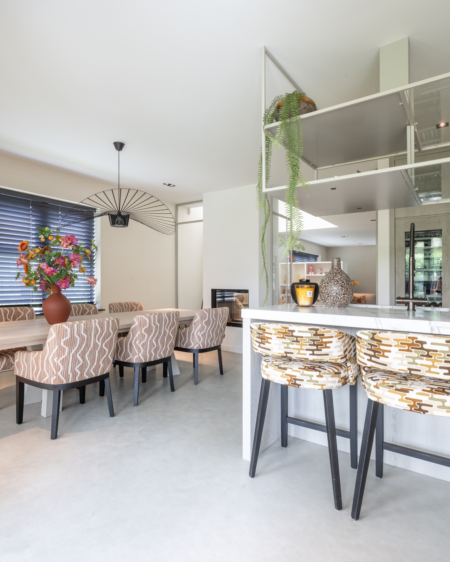 rivestimento in legno per pareti: cucina aperta con sedie retrò e lampada a sospensione di design, Luxe, Design, Exclusief, Modern, Maatwerk, Bijzondere, Mooie