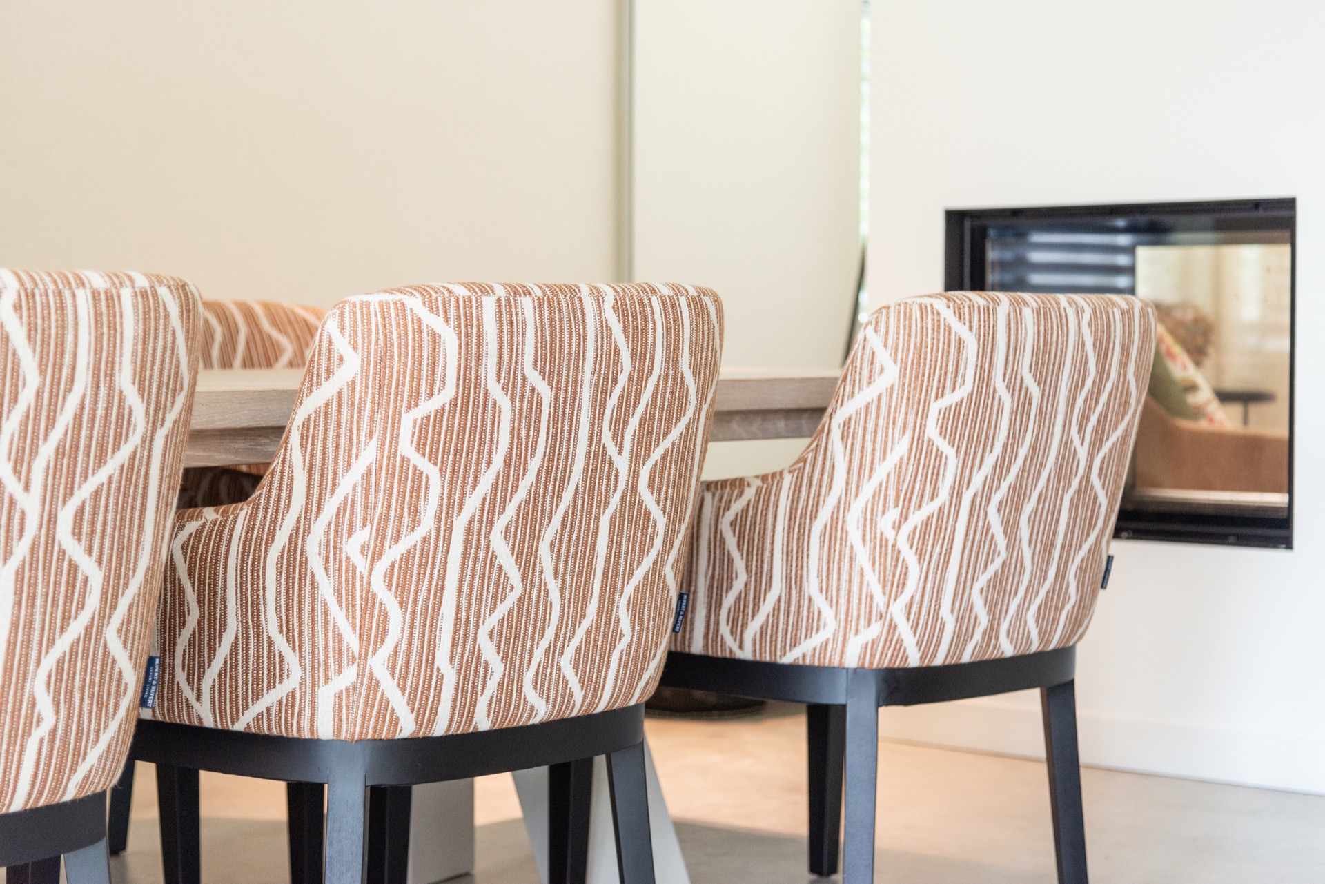 rivestimento in legno per pareti: dettaglio di sedia da pranzo con tessuto marrone e bianco, Luxe, Design, Exclusief, Modern, Maatwerk, Bijzondere, Mooie
