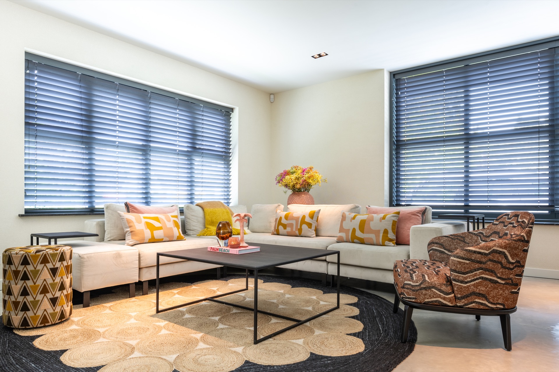 rivestimento in legno per pareti: soggiorno con divano ad angolo chiaro e poltrona retrò, Luxe, Design, Exclusief, Modern, Maatwerk, Bijzondere, Mooie