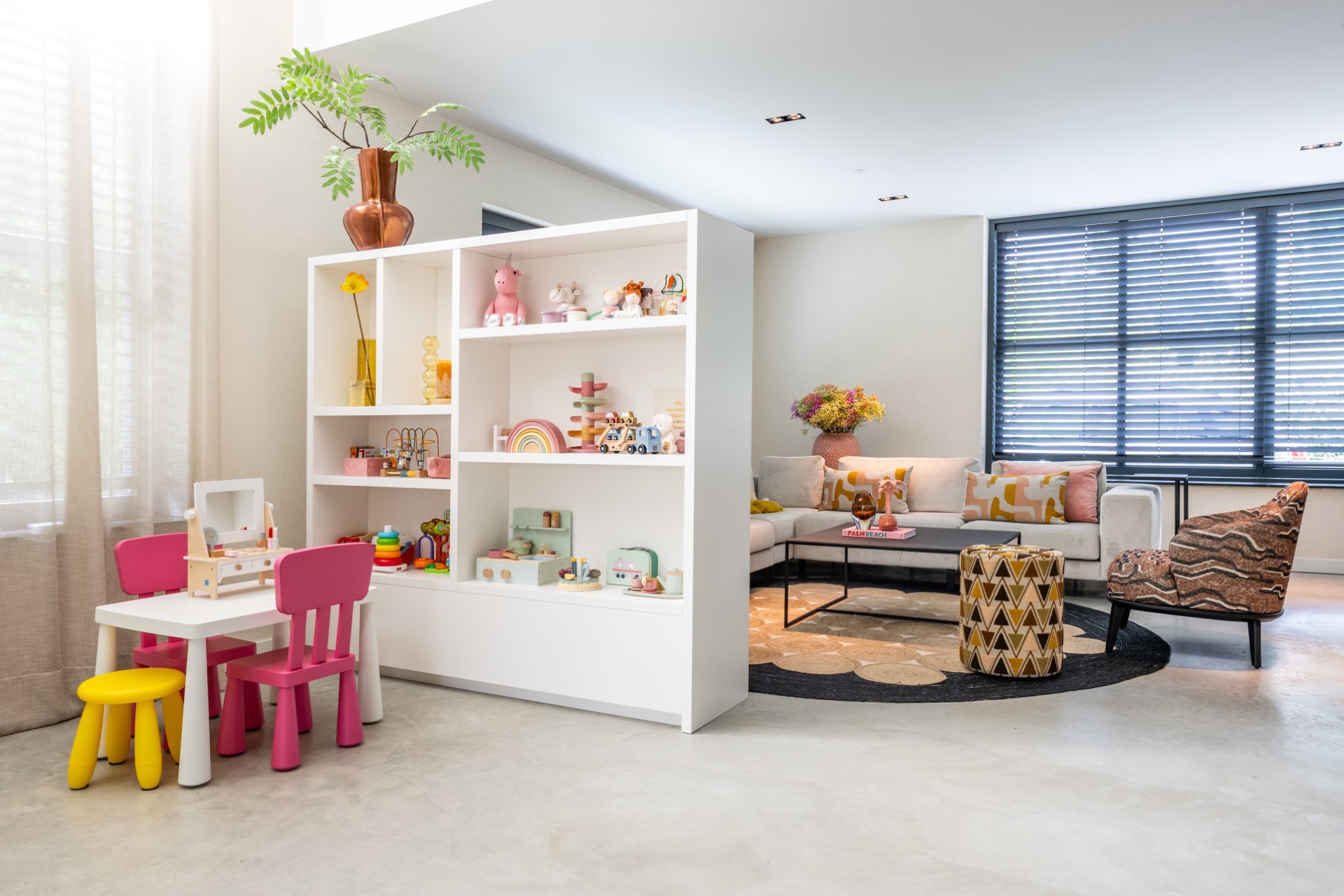rivestimento in legno per pareti: soggiorno con angolo gioco per bambini e mobile bianco con giocattoli, Luxe, Design, Exclusief, Modern, Maatwerk, Bijzondere, Mooie