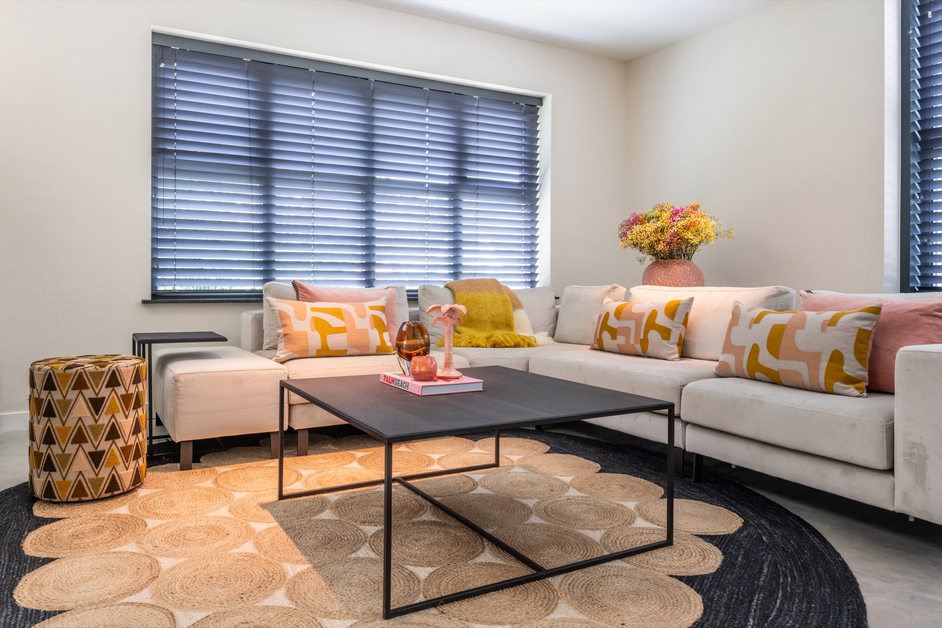 rivestimento in legno per pareti: soggiorno con divano chiaro ampio, cuscini grafici e tappeto tondo, Luxe, Design, Exclusief, Modern, Maatwerk, Bijzondere, Mooie