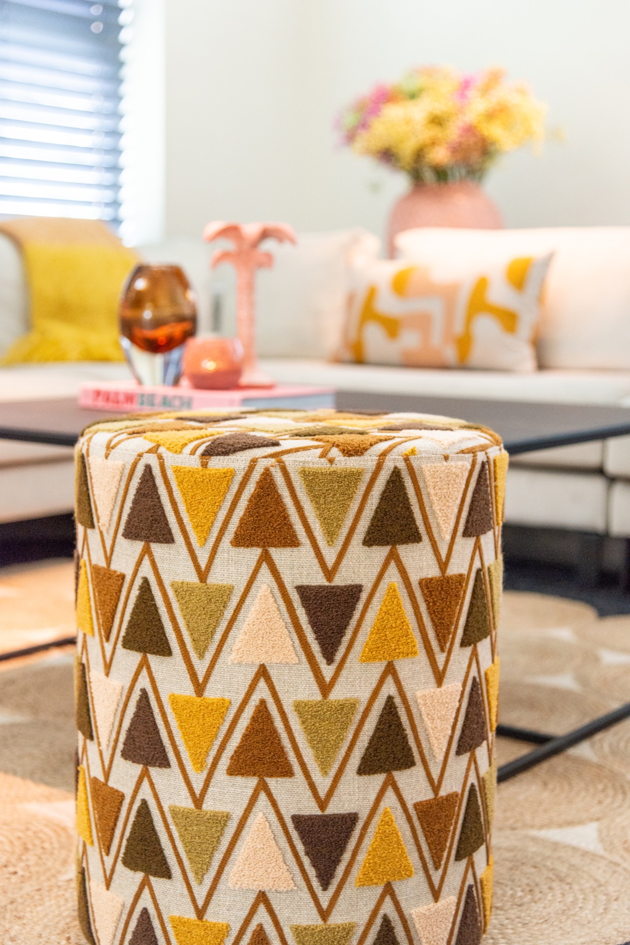rivestimento in legno per pareti: pouf rotondo con motivo a triangoli in tonalità calde della terra in soggiorno con divano, Luxe, Design, Exclusief, Modern, Maatwerk, Bijzondere, Mooie