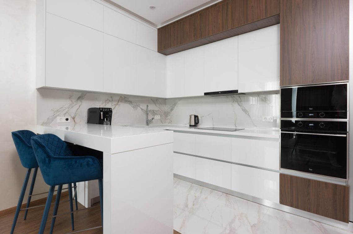 Kookdroom in marmer en messing: zo ontwerp je een luxe keuken
