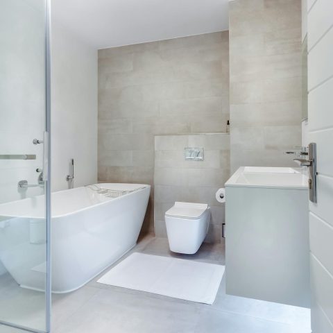 Tijdloos en functioneel: zo integreer je opbergruimte in luxe badkamers