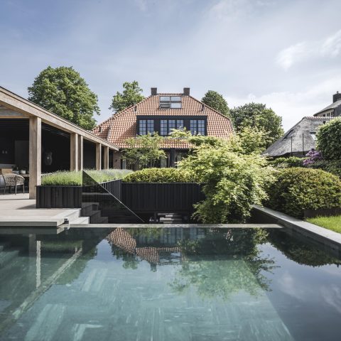 Exclusieve tuin met Millboard Smoked Oak vlonder en Designtrap