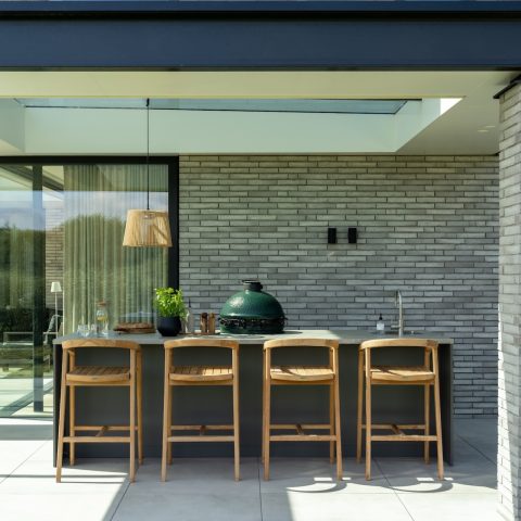 Stijlvolle buitenkeuken met bar in Reeuwijk