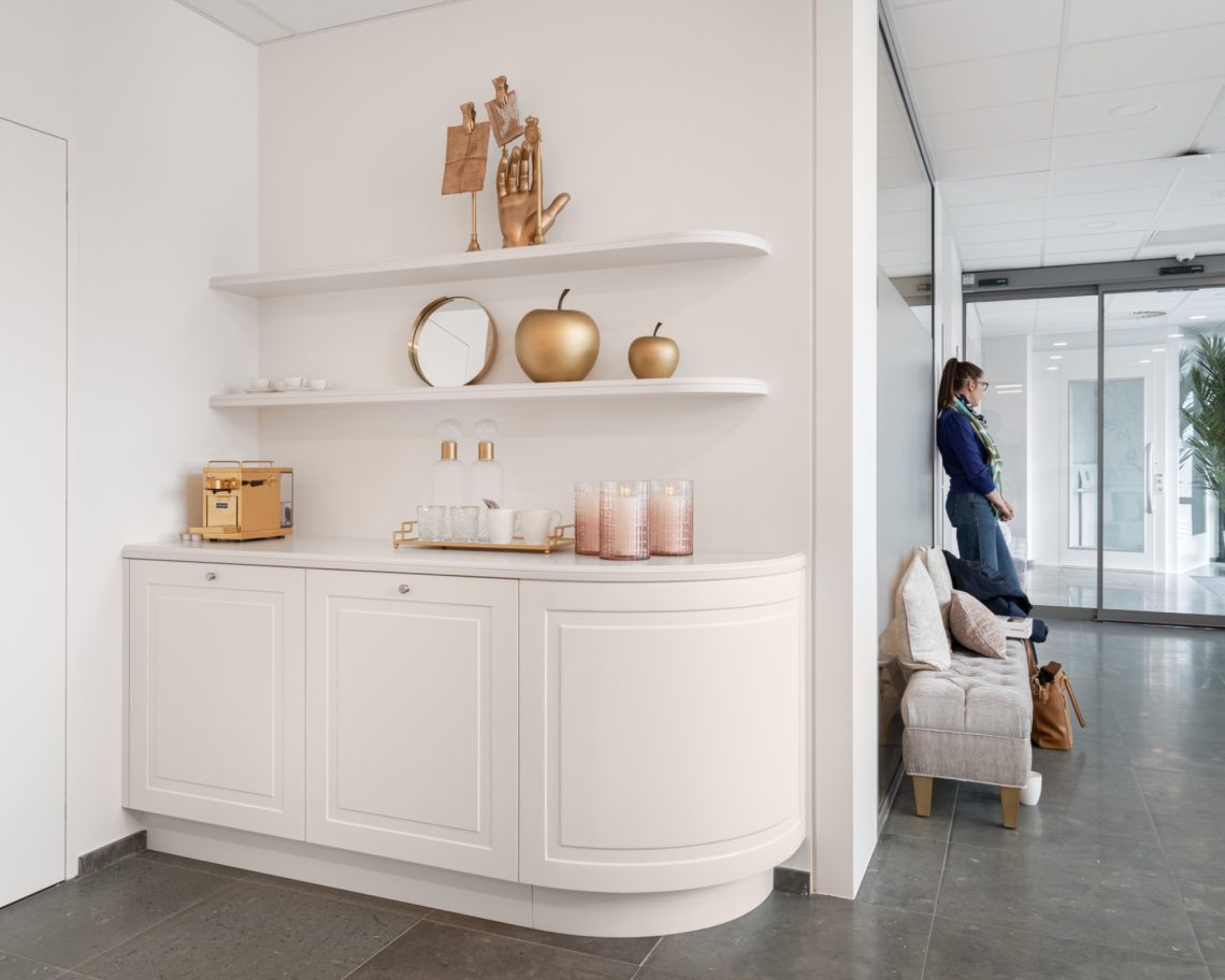 Maatwerk interieur in Grieks marmer en huiselijke elegantie