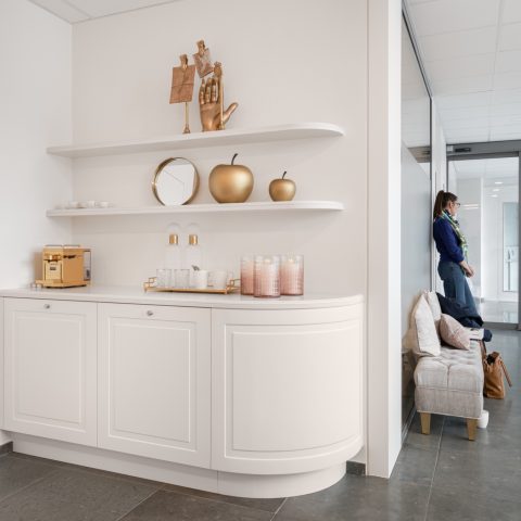 Maatwerk interieur in Grieks marmer en huiselijke elegantie