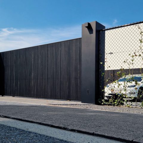 Schuifpoort bekleed met gezwart hout