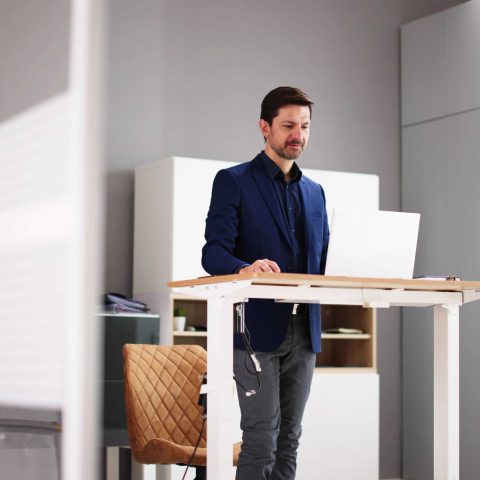 Wanneer het tijd is om over te stappen op een zit-sta bureau