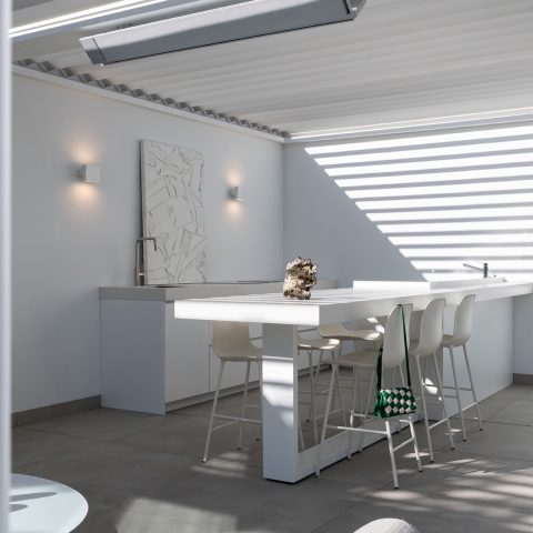 Buitenkeuken met complete cocktailbar in moderne tuinkamer