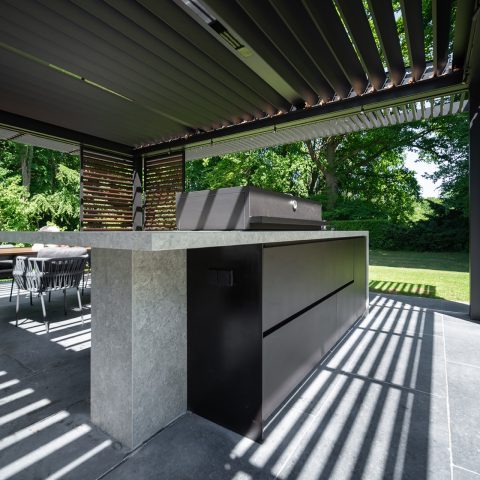 Luxe eiland-buitenkeuken met karaktervol ontwerp