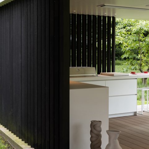 Exceptionele buitenkeuken bij moderne designvilla in Brasschaat