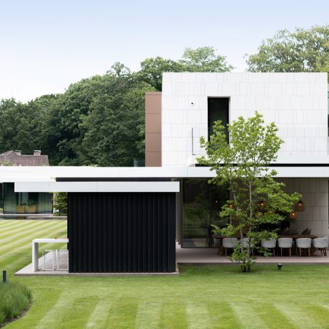 Exceptionele buitenkeuken bij moderne designvilla in Brasschaat