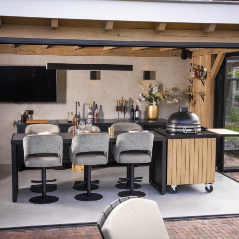 Een verfijnde tuinkamer met buitenkeuken als hart van de tuin