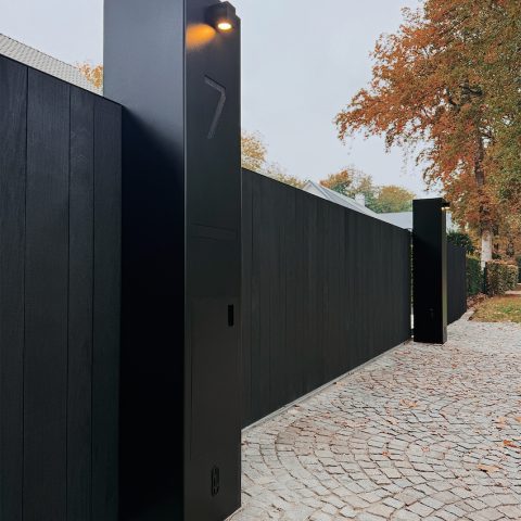 Schuifpoort met zwart geborsteld hout