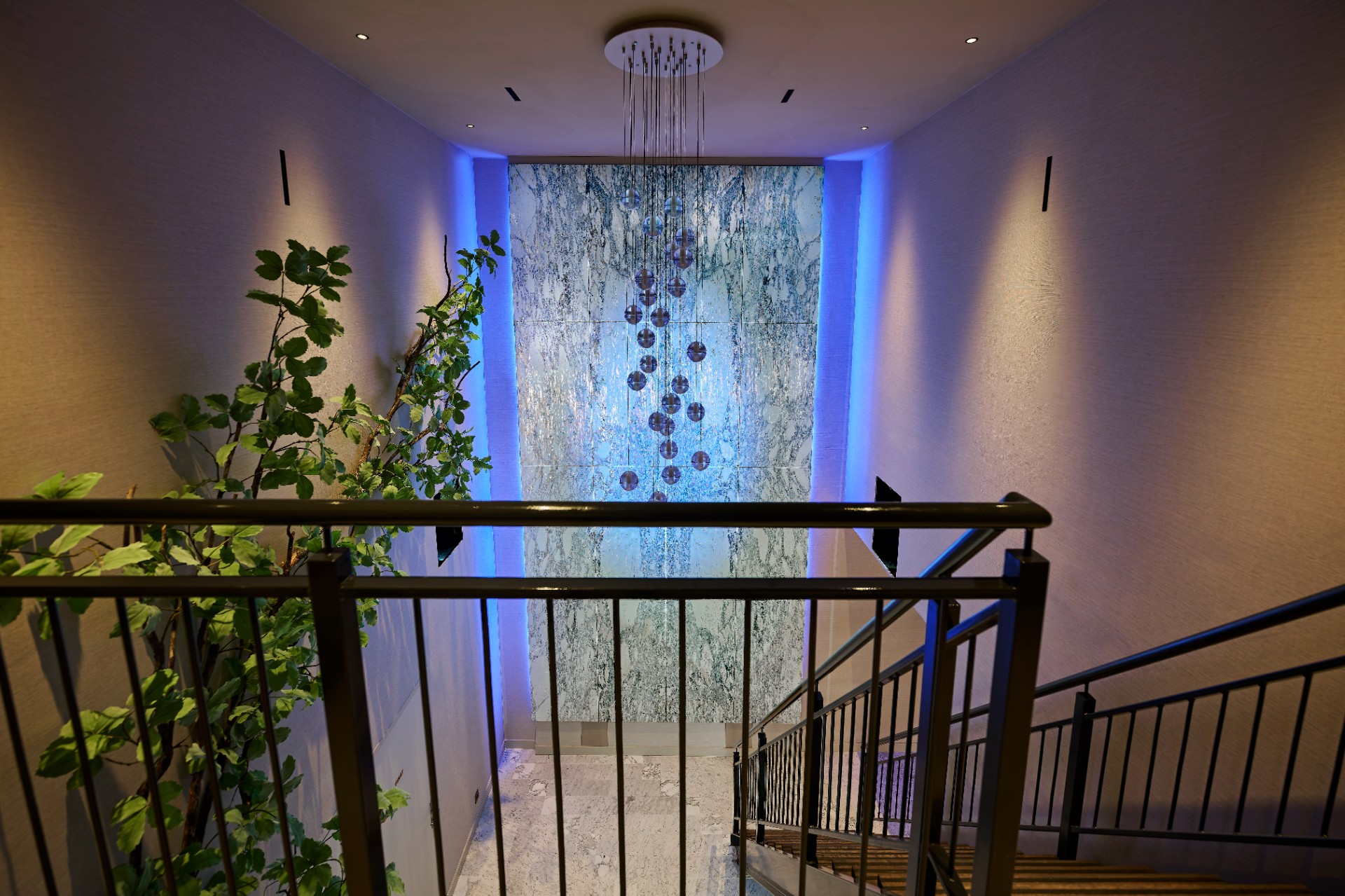 Domotik-Showroom: flur mit Natursteinwand und blauen Lichtakzenten vom Treppe/Podest (Variante), Luxury, Design, Exclusive, Modern, Custom Made, Special, Beautiful
